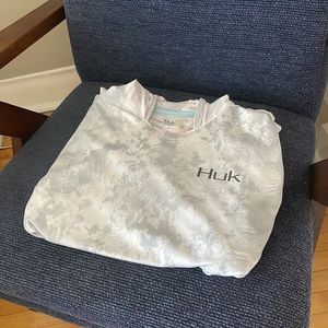 Huk mens size XL hooded fishing long sleeve.  Comfortable and cool in the sun